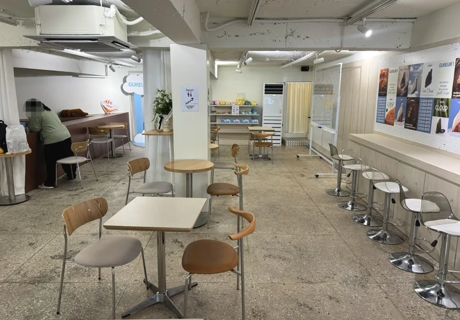 GUREUM°1 合井本店 — 丸テーブルが並ぶ店内