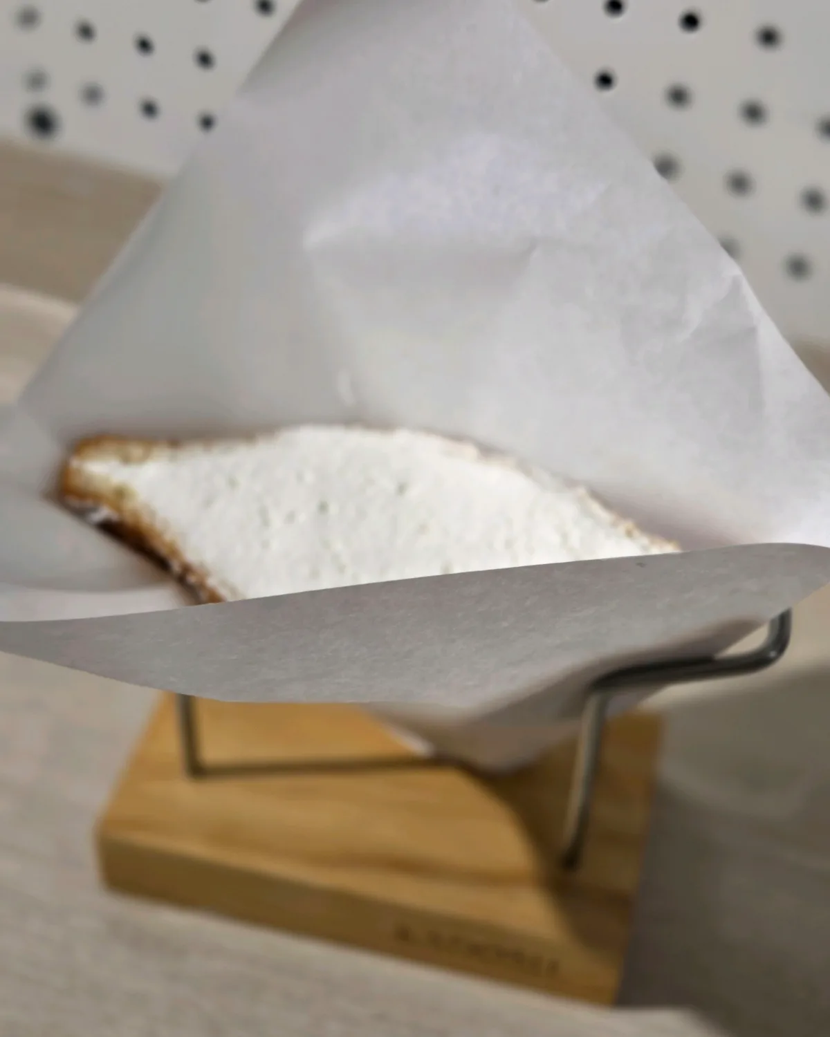 GUREUM°1 合井本店 — 白いクリームをのせた揚げパン