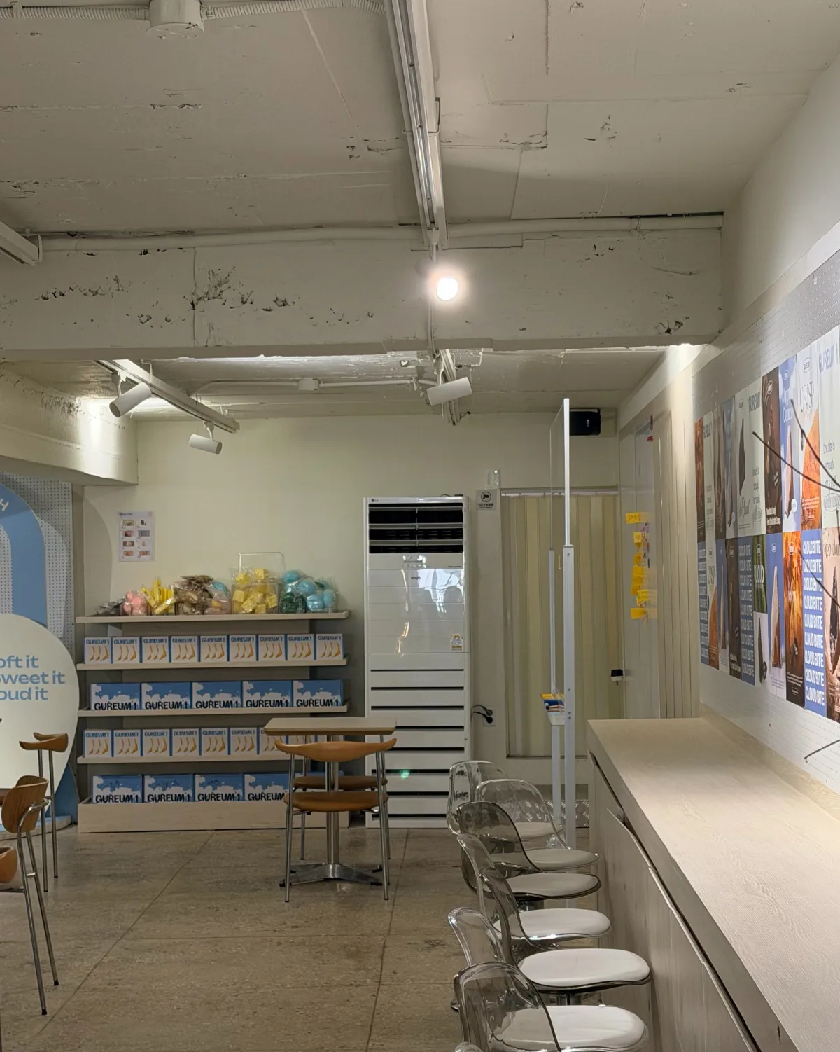 GUREUM°1 合井本店 — 壁沿いのカウンター席