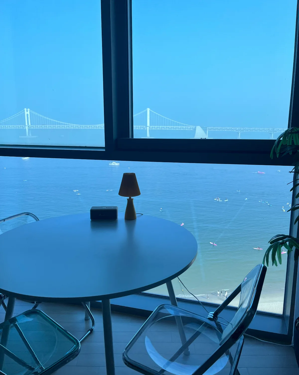窓越しの海と広安大橋