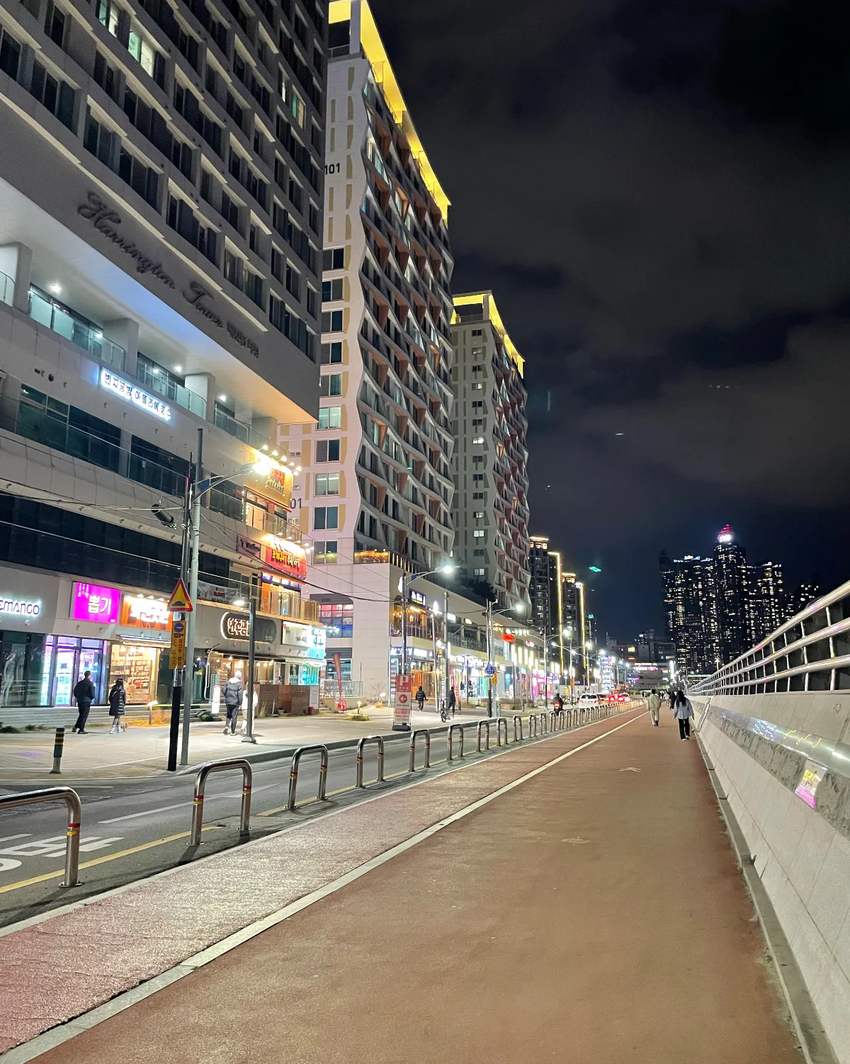 夜の海沿いに延びる遊歩道