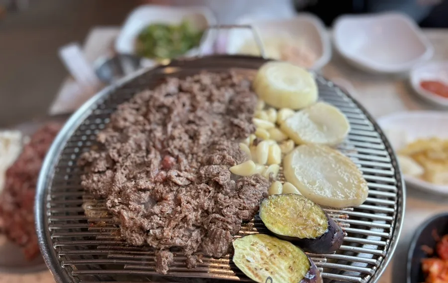 彦陽プルコギ釜山チプ — 網で焼く牛肉と野菜