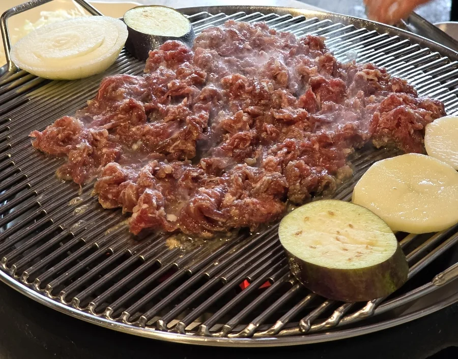 網に広げた焼く前の彦陽プルコギ