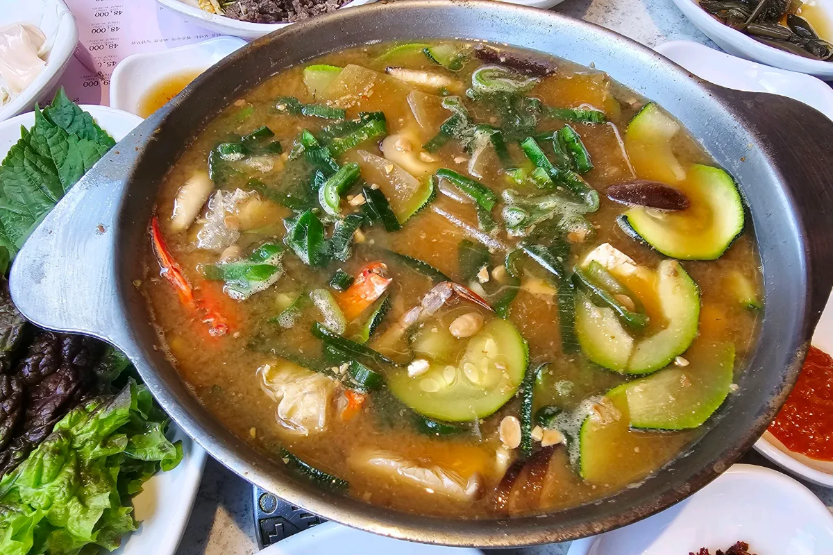 彦陽プルコギ釜山チプ — 野菜が入ったテンジャンチゲ