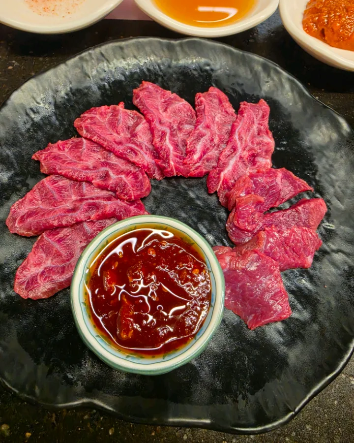 牛肉の刺身（小・200g）