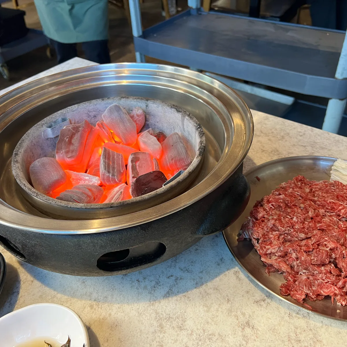 炭火の入った焜炉と、焼く前のプルコギ