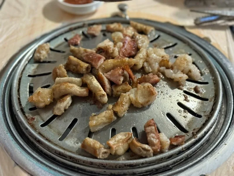 丸い鉄板で焼くホルモン