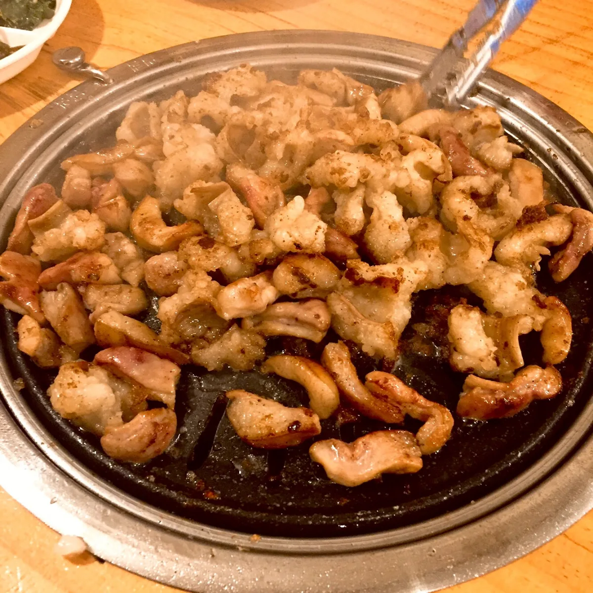広安里マクチャンチプ 本店 — 鉄板で焼く牛ホルモン