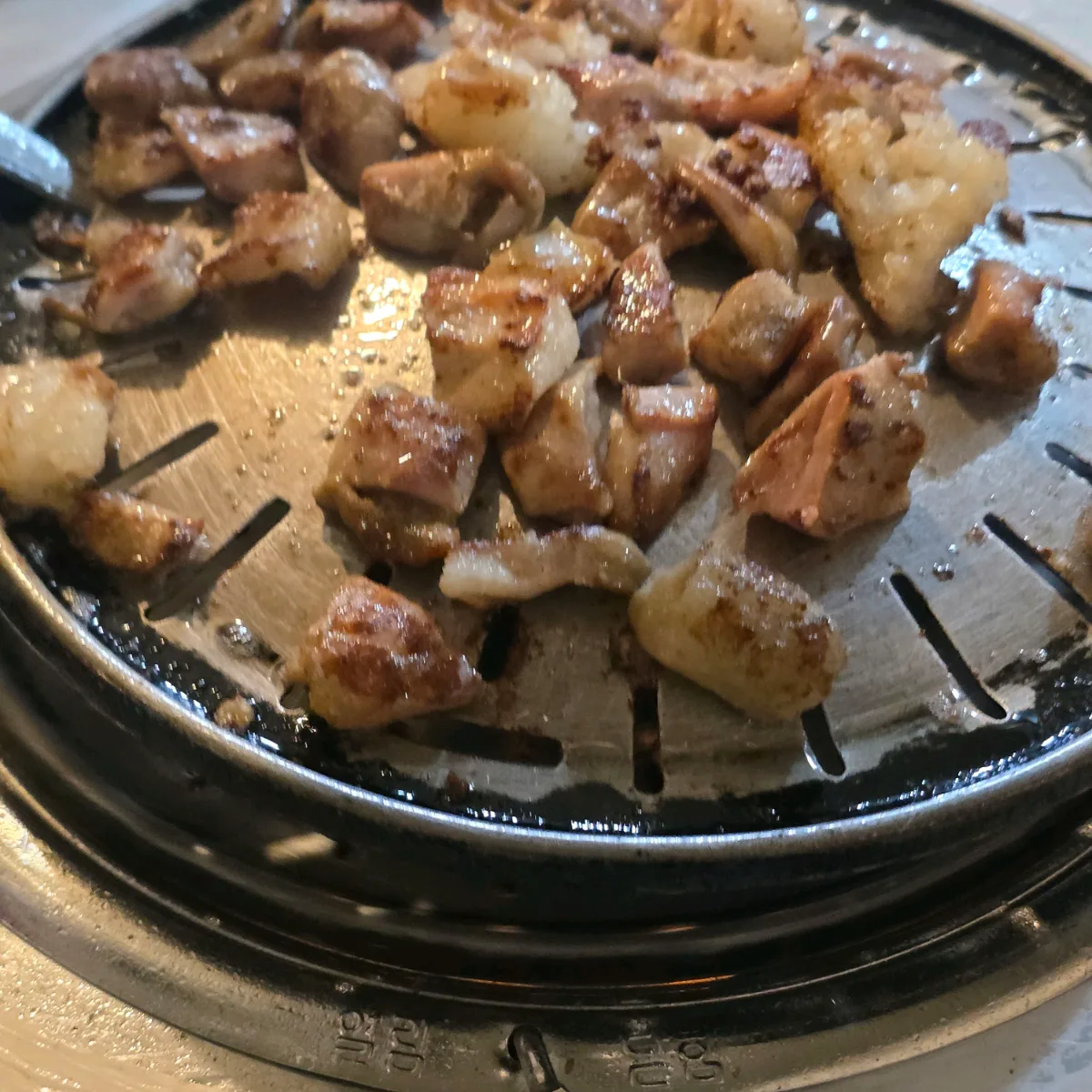 鉄板で焼いたホルモン