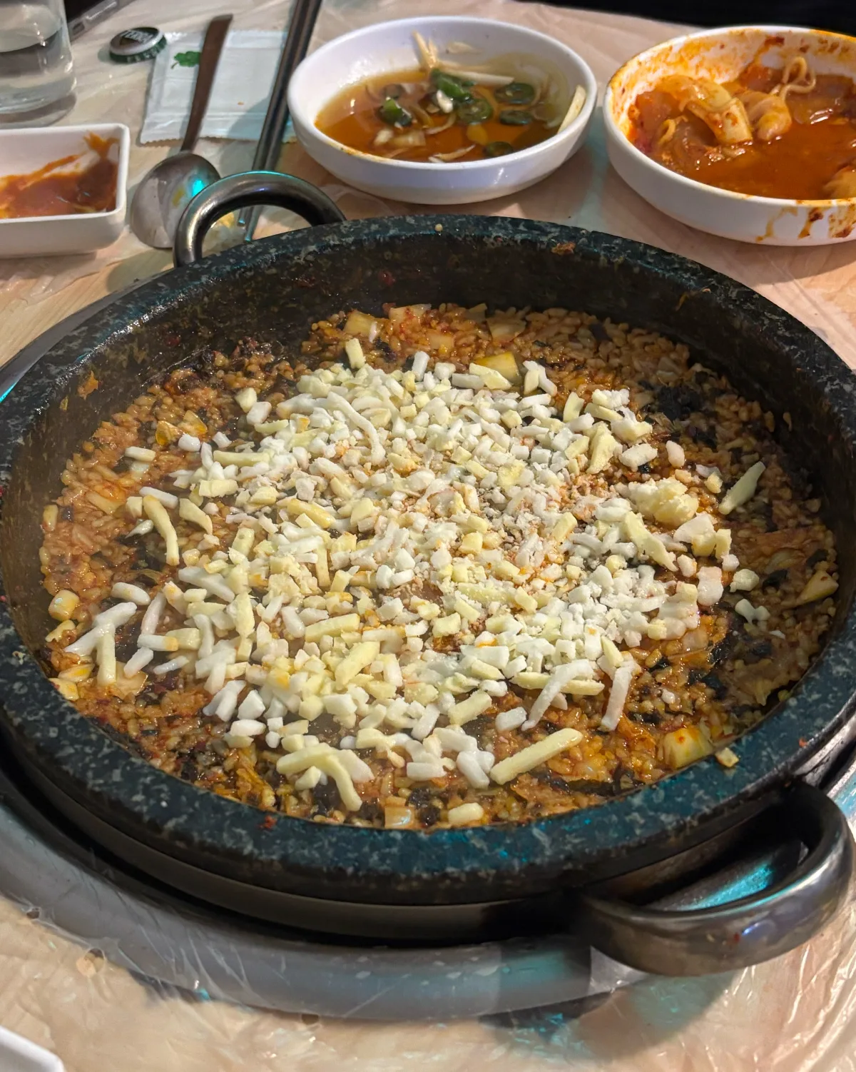 チーズをのせた締めのチャーハン
