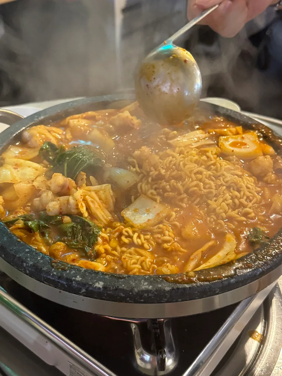 広安里マクチャンチプ 本店 — ラーメンを入れたコプチャン鍋