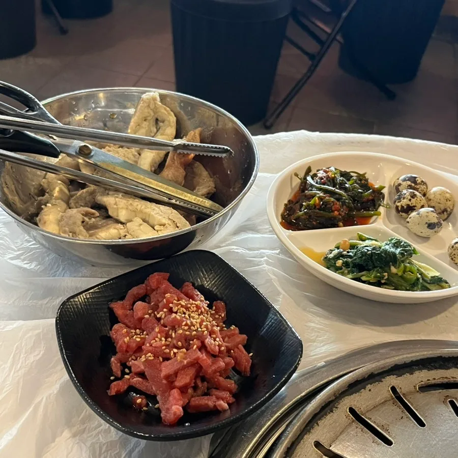 ユッケの小皿と付け合わせ、焼く前のホルモン