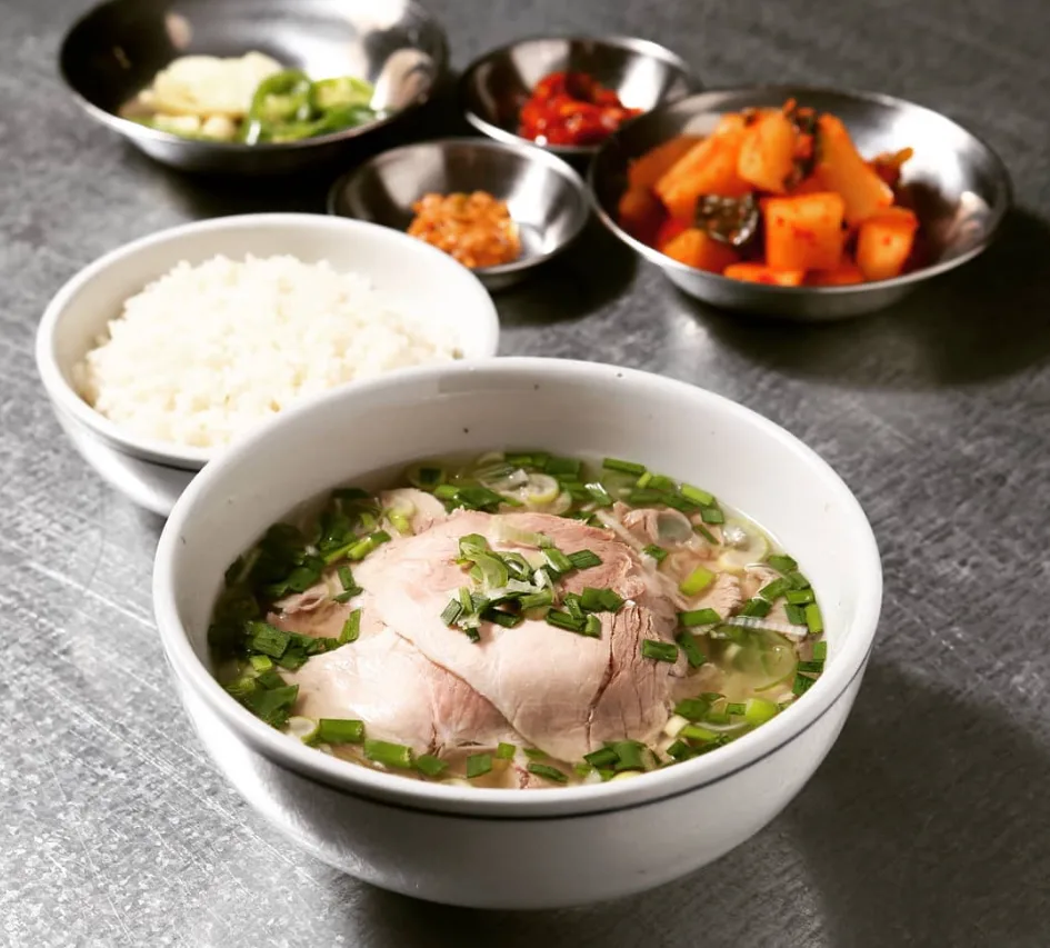澄んだスープの豚クッパとご飯