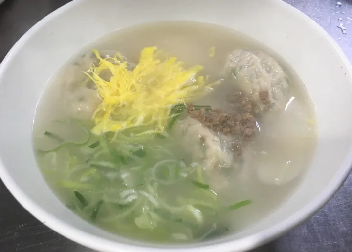 トック・マンドゥクク（餅入り餃子スープ）