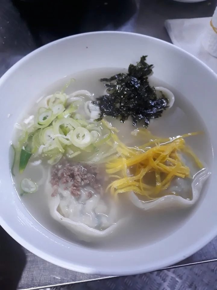 マンドゥクク（韓国式餃子スープ）
