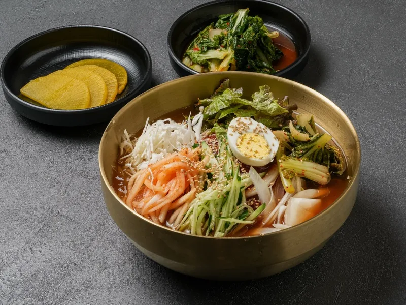 赤い汁と野菜の冷たい麺