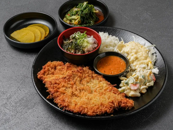 トンカツと小盛りそばの皿