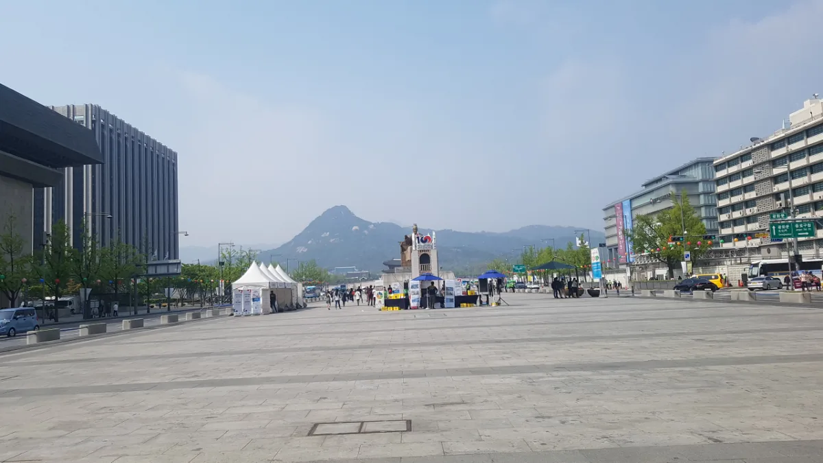 世宗像と北岳山を望む広場