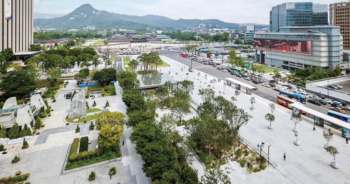 光化門広場 — 光化門へ延びる広場の全景