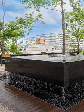 光化門広場 — 木陰に流れる黒い石の水盤