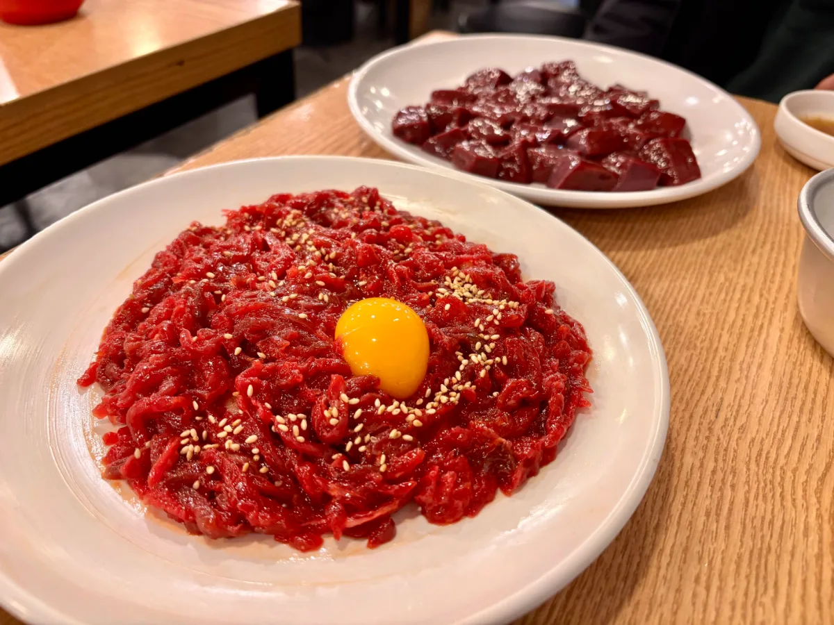 卵黄をのせたユッケ