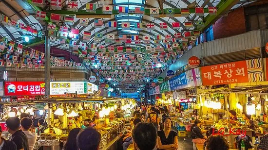 夜の屋台通りのにぎわい