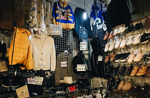 ジャケットやバッグが並ぶ古着店