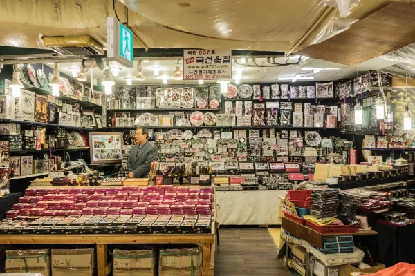 螺鈿漆器が並ぶ売り場
