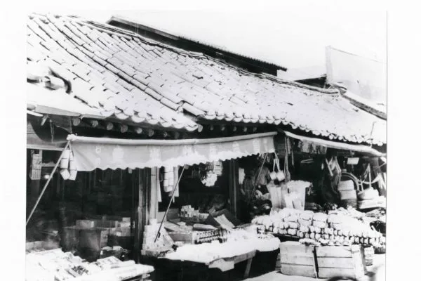 瓦屋根の古い市場商店