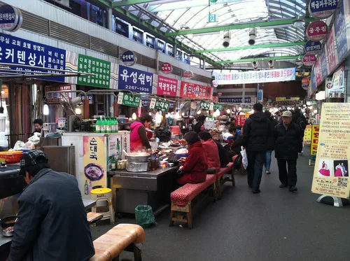 広蔵市場 — 屋台と客でにぎわう市場通路