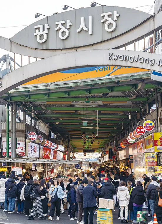 人波でにぎわう市場入口
