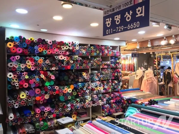 色とりどりの韓服生地が並ぶ店