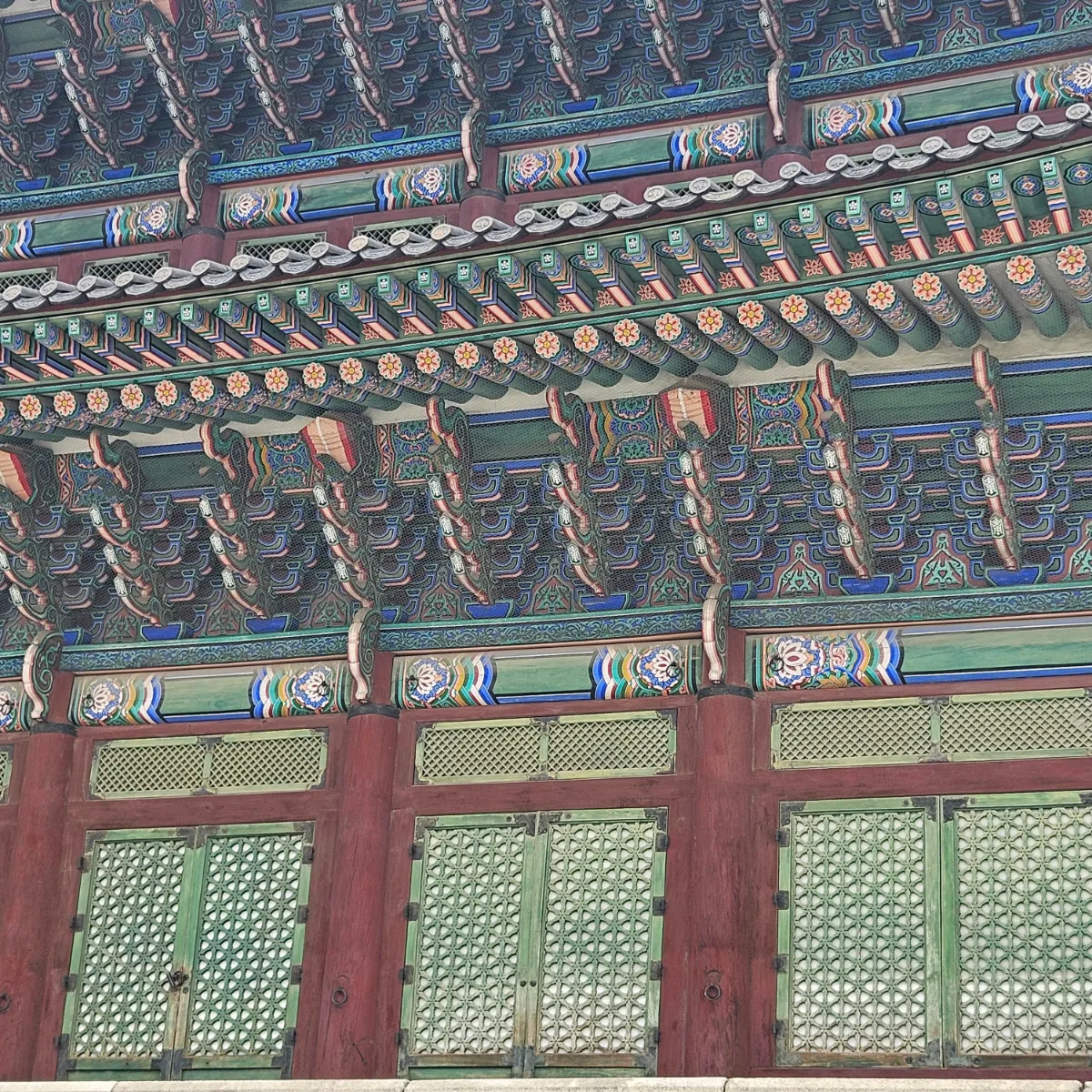 彩色文様が連なる宮殿の軒