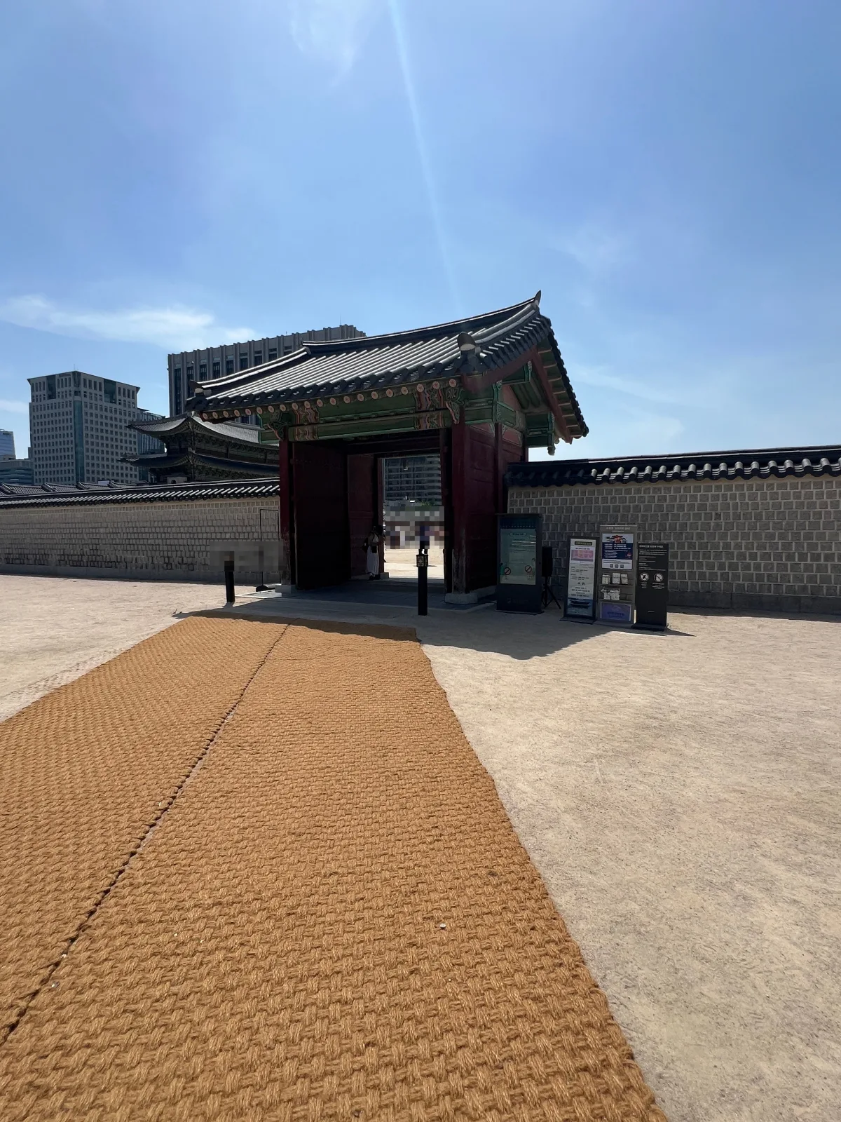青空の下に立つ丹青の門
