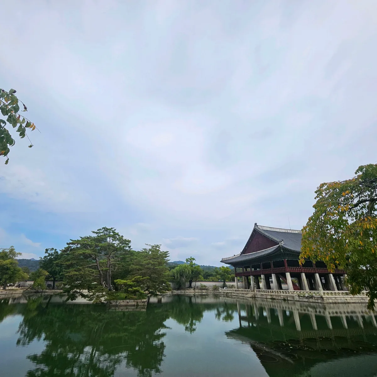 池に映る慶会楼と木々