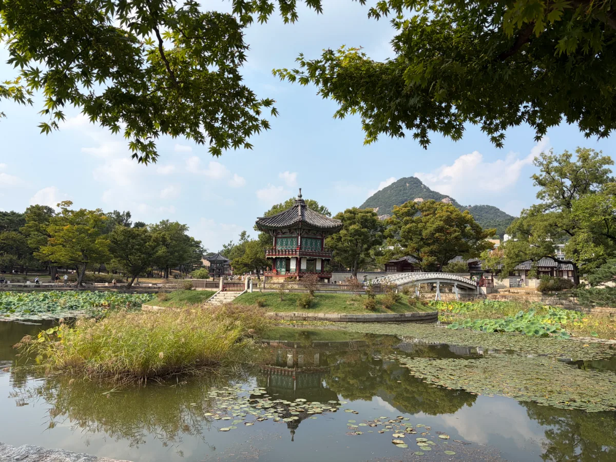 景福宮 — 蓮池に映る香遠亭と山並み