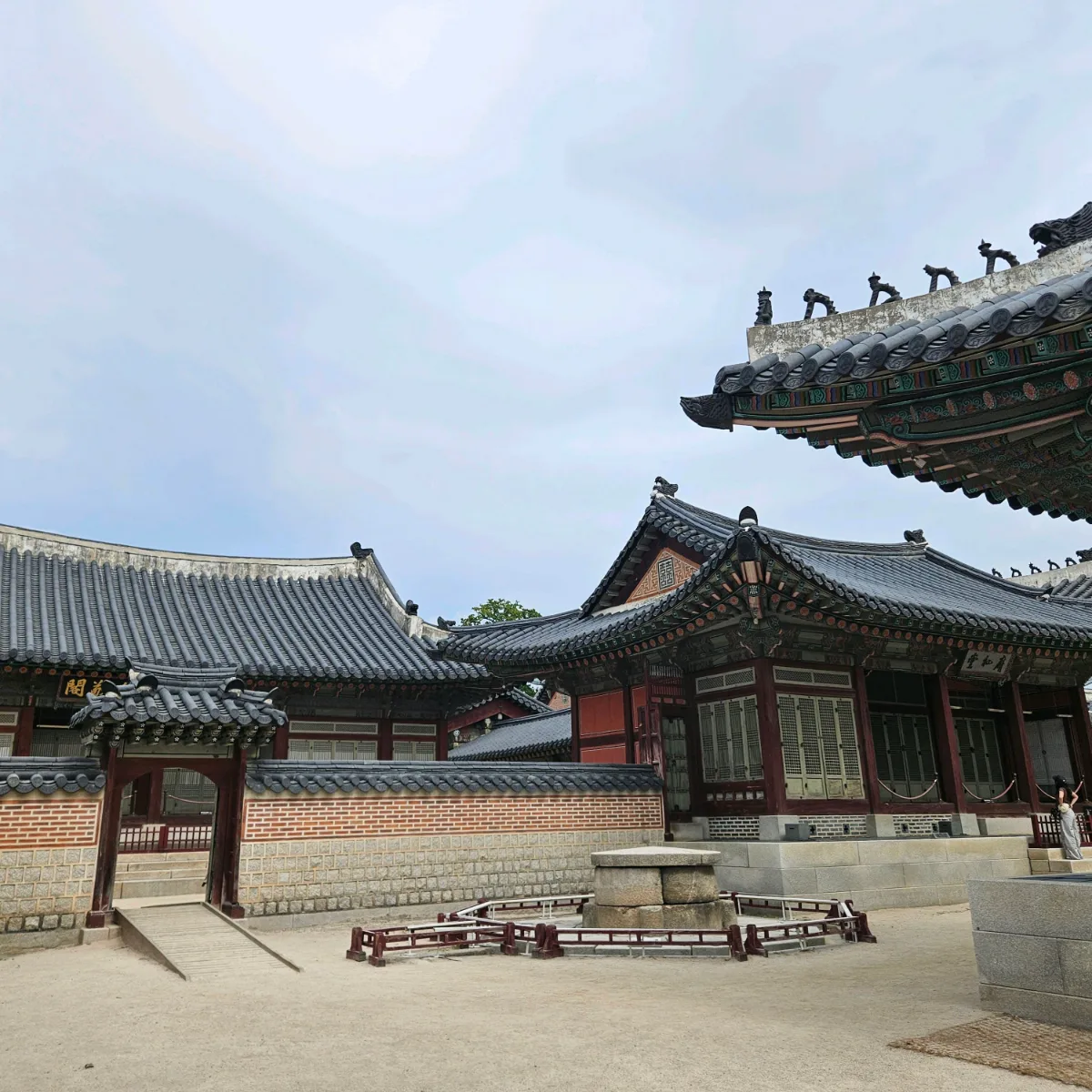 彩色軒と赤い宮殿建築