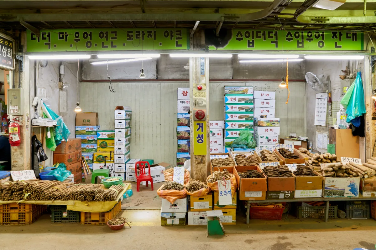山芋や乾物を積んだ店先