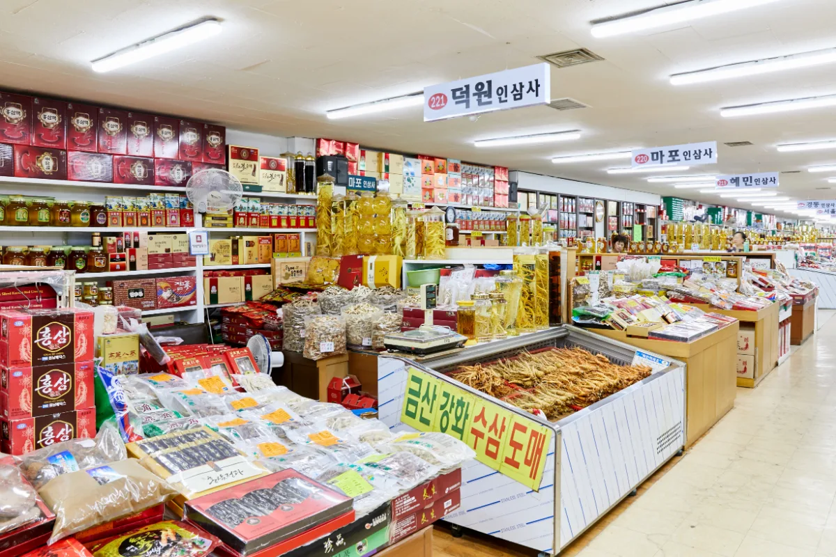 高麗人参の箱が並ぶ売り場