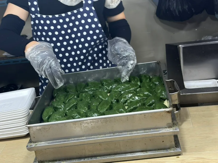 蒸し器に並ぶよもぎ色の餅