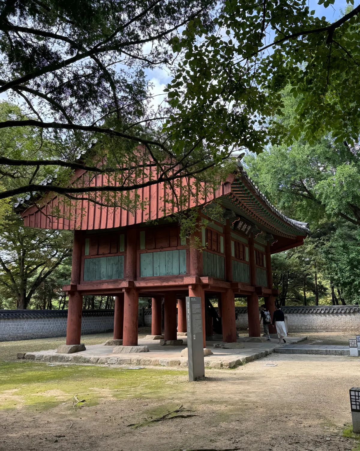 木立に囲まれた全州史庫