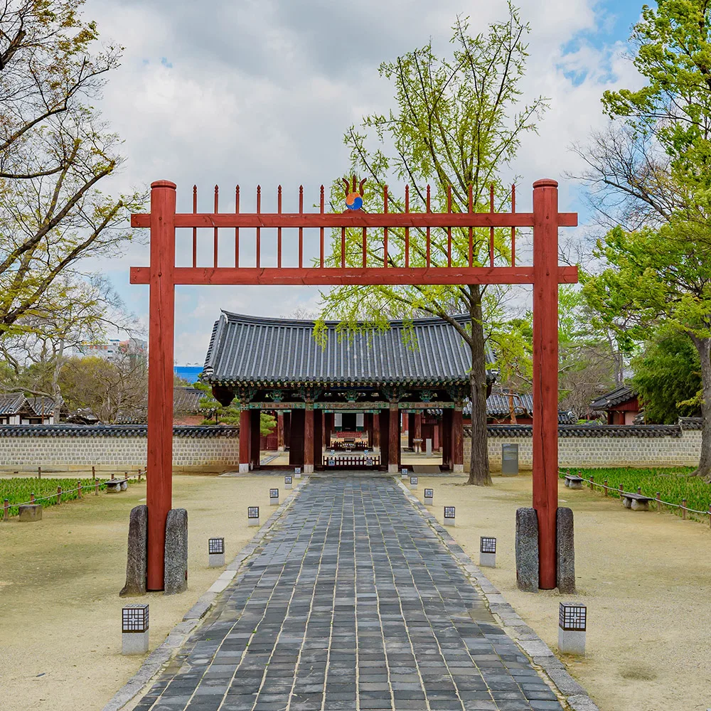 赤い紅箭門と石畳の参道