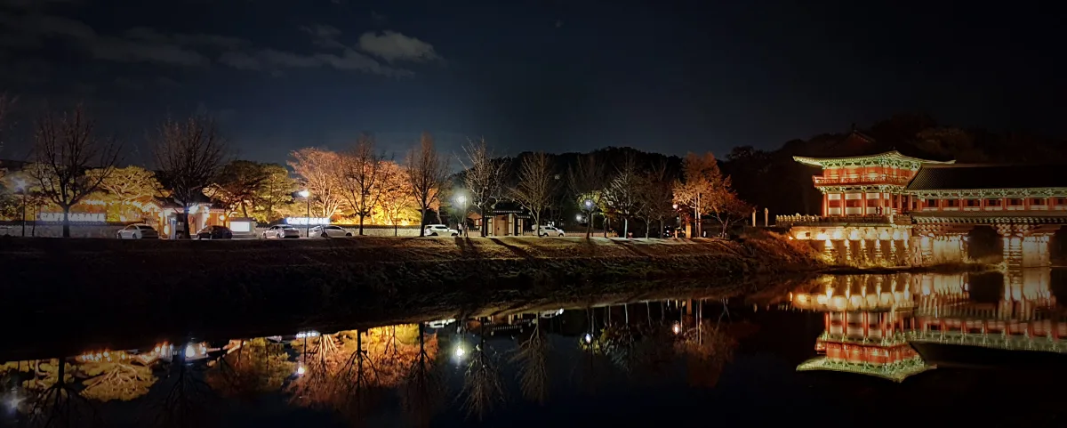 慶州校村マウル — 水面に映る楼閣の夜景