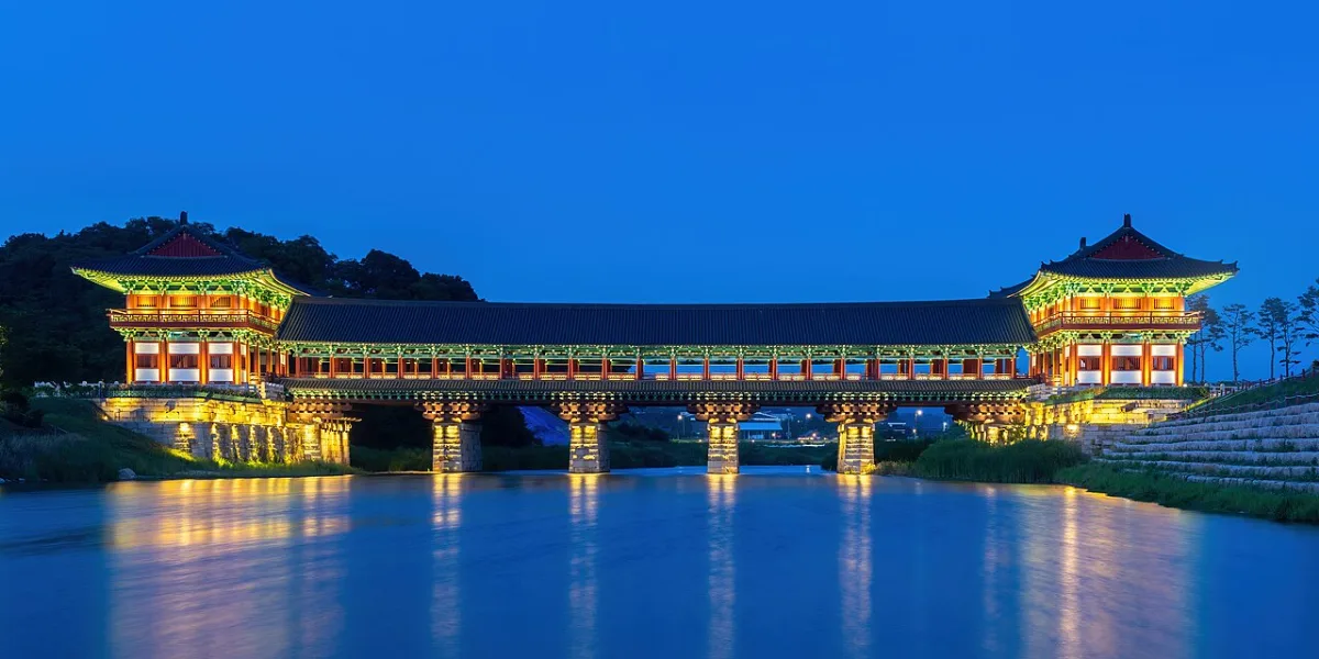 日暮れに灯る月精橋