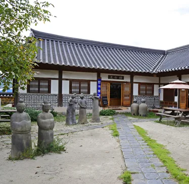 石像が並ぶ韓屋の庭