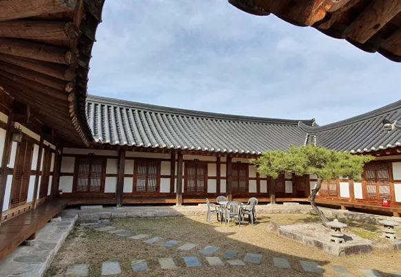 慶州校村マウル — 韓屋に囲まれた中庭