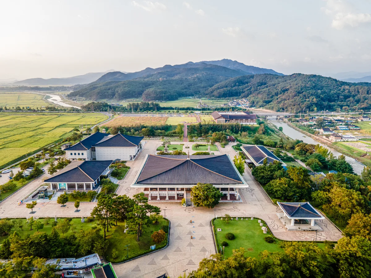 国立慶州博物館 — 田園に囲まれた博物館の全景