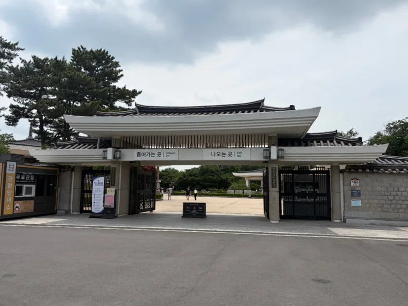 国立慶州博物館 — 瓦屋根の下にある博物館の門