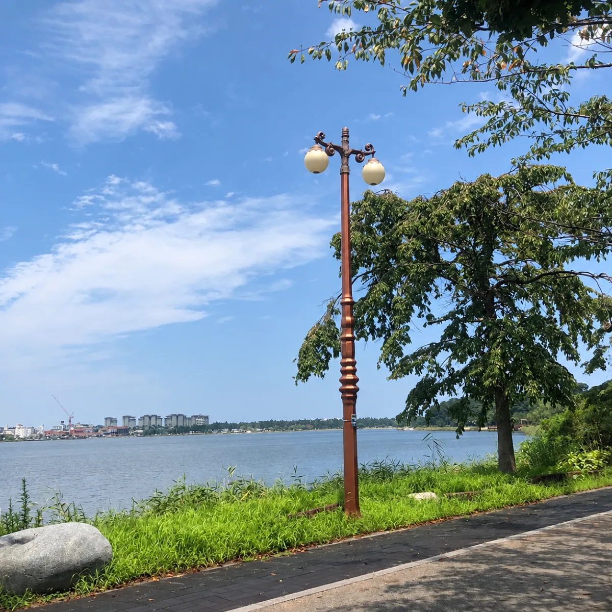 青空が広がる湖畔の遊歩道