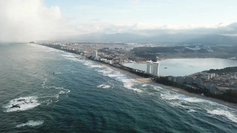 鏡浦海水浴場 — 海と湖に挟まれた海岸線